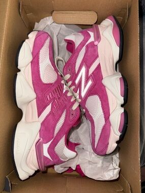 New Balance Women’s Pink 9060 Sneakers Men’s 4.5, women’s 6